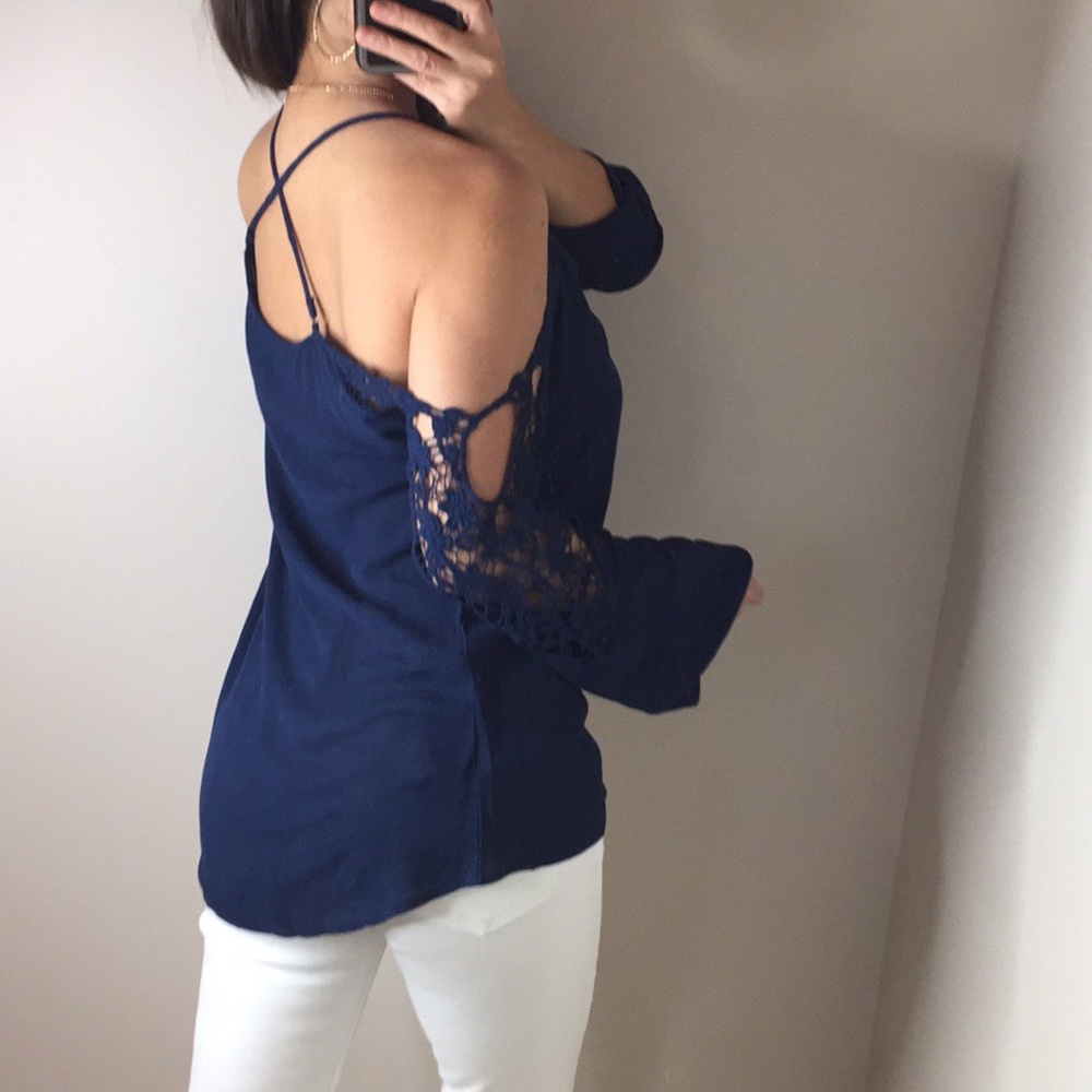 Final Price Drop ! Cold shoulder bell sleeves - Picture 5 of 8